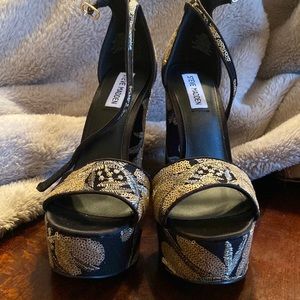 Gorgeous Steve Madden Black/gold platform heels! Size 8.5 work a few times